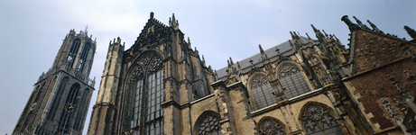 852107 Gezicht op de Domkerk en de Domtoren te Utrecht, vanuit de pandhof.
